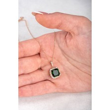 Jewelmim Gümüş Zümrüt Yeşil Renkli Prenses Kare Taşlı Kolye 18 Ayar Rose Altın Kaplama Prenses Kolyesi 925 Ayar Gümüş Kadın Kolye | Bayan Prenses Kesim Sallantılı Zirkon Taşlı Kadın Gümüş Kolye