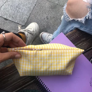 Sumicorn Design Sarı Pötikareli Yıkanabilir Fermuarlı Tek Gözlü Bez Kalemlik Kalem Kutusu Cüzdan Makyaj Çantası