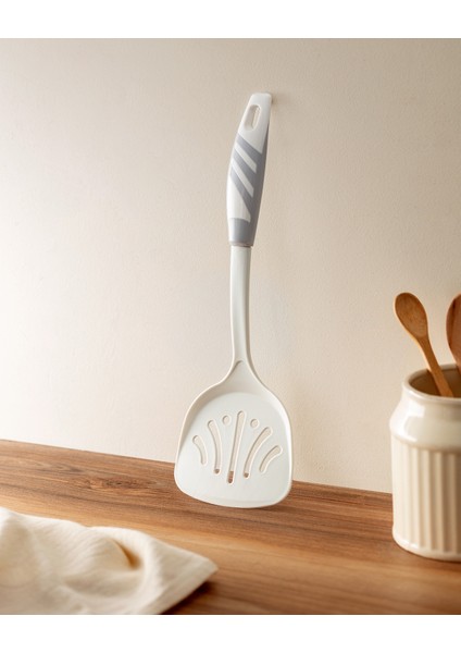 Madame Coco Chase Servis Spatula