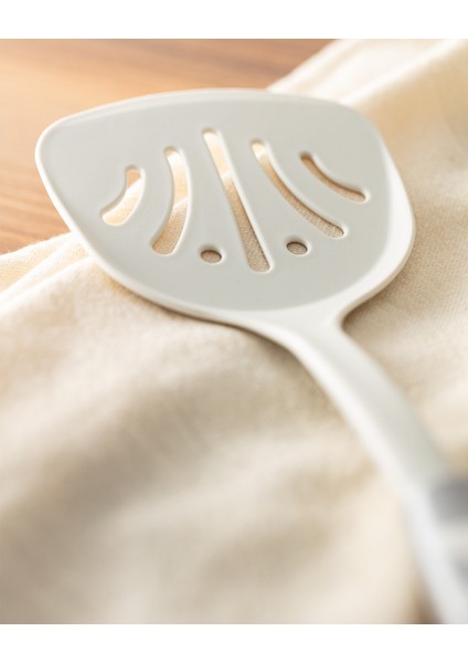 Madame Coco Chase Servis Spatula