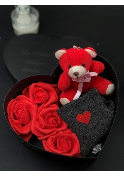Çiçekli Kalp Kutu Içerisinde 14 Şubat Sevgiliye Sıcacık Hediye Seti Ayıcık Anahtarlık Kalpli Çorap