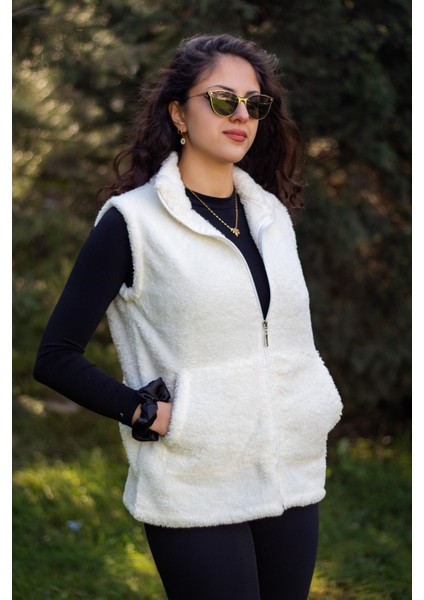 Kadın Ekru Beyaz Dik Yaka Kalın Peluş Fermuarlı Yelek 24KYLKK215