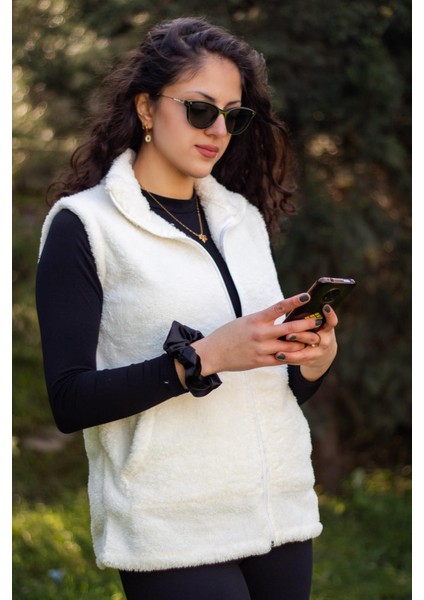 Kadın Ekru Beyaz Dik Yaka Kalın Peluş Fermuarlı Yelek 24KYLKK215 modelleri