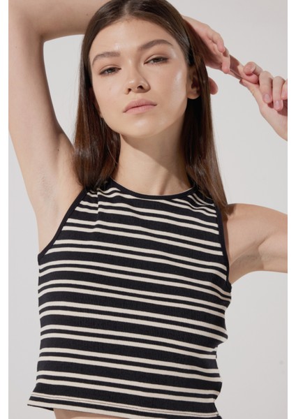 Slim Fit Dar Kesim Bisiklet Yaka Kolsuz Crop Siyah Çizgili Esnek Tshirt fiyatları