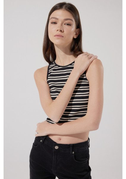 Slim Fit Dar Kesim Bisiklet Yaka Kolsuz Crop Siyah Çizgili Esnek Tshirt modelleri