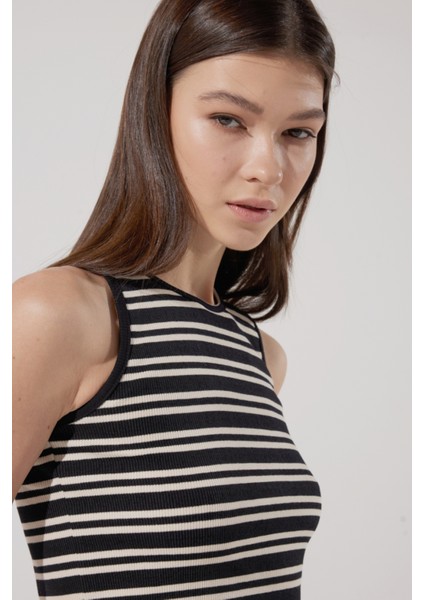 Slim Fit Dar Kesim Bisiklet Yaka Kolsuz Crop Siyah Çizgili Esnek Tshirt fırsatları