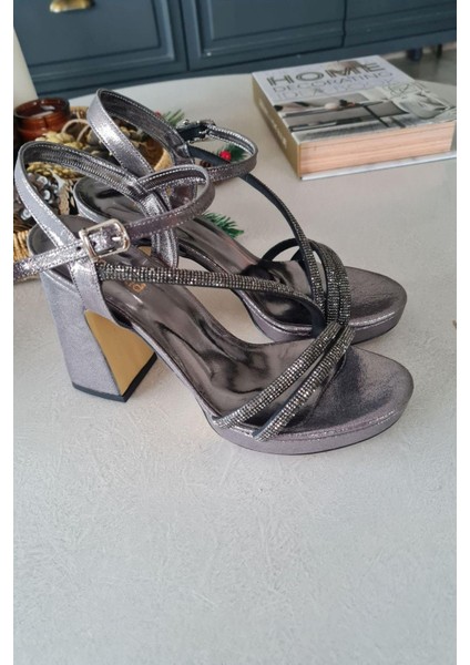 11 2700 Topukla Kadın Platformlu Taşlı Abiye Ayakkabı modelleri