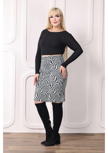 Kadın Siyah Beyaz Geometrik Şerit Desen Esnek Süet Kalem Etek