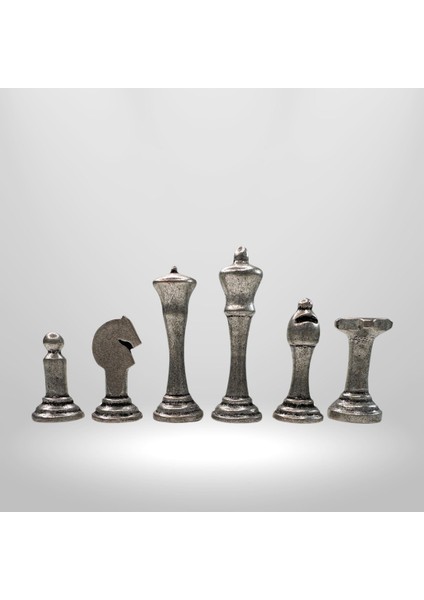 MC05 Metalicraft Premium Metal Satranç Takımı – Deri Kaplı Hazneli Tahta – El Yapımı Taşlarıyla
