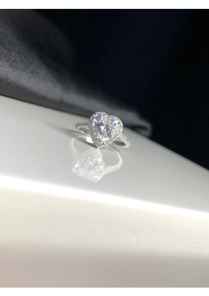 Swarovski Taşlı Beyaz Renkli Kalpli 925 Ayar Gümüş Sevgiliye,eşe,anneye,arkadaşa Yüzük modelleri