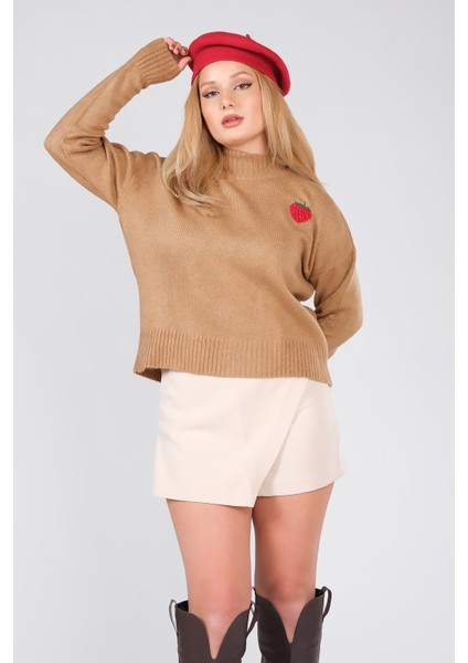 Kadın Çilek Işlemeli Dik Yaka Oversize Kazak Camel