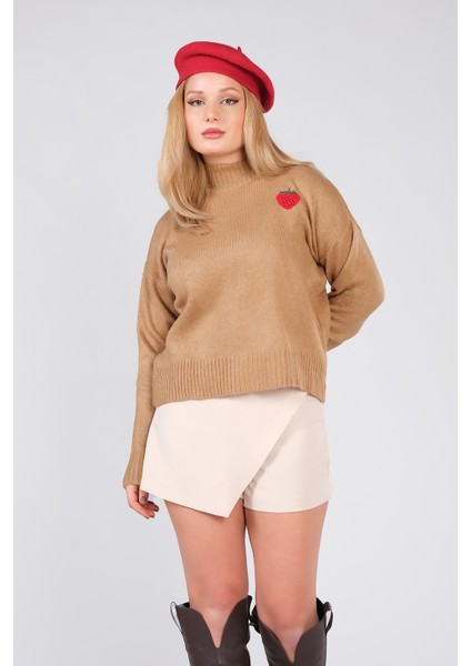 Kadın Çilek Işlemeli Dik Yaka Oversize Kazak Camel fiyatları