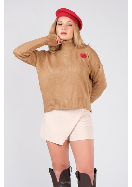 Kadın Çilek Işlemeli Dik Yaka Oversize Kazak Camel modelleri