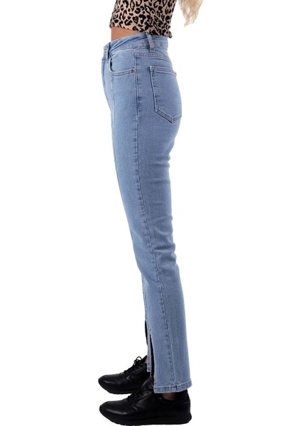 Önü Dikiş Detaylı Paçaları Yırtmaçlı Mom Fit Kadın Kot Pantolon Açık Denim