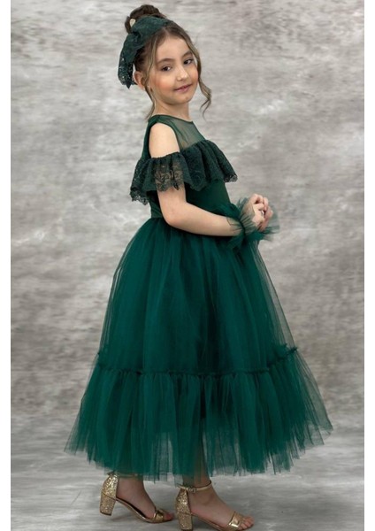 Kız Çocuk Yakası Transparan Omzu Açık Göğsü ve Kolları Güpür Işlemeli Yeşil Abiye modelleri