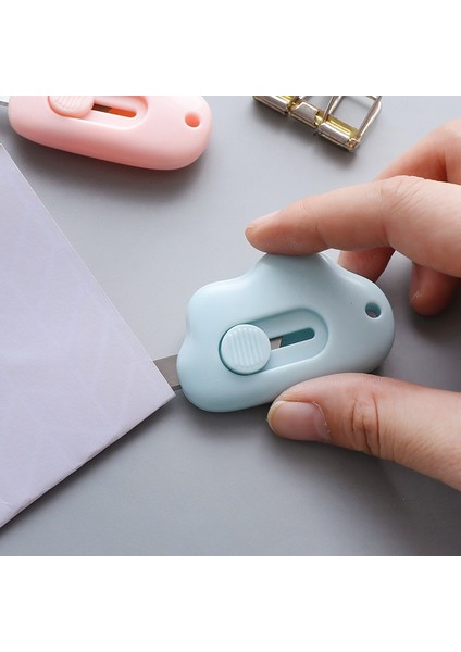 Mavi Stil Ute Bulut Mini Taşınabilir Bıçak Kutusu Kesici Mektup Açacağı Kawaii Kırtasiye Samll Kağıt Kesici Cep Scrapbooking Araçları (Yurt Dışından) fırsatları