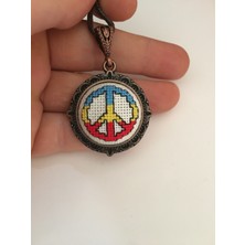 Tomars Peace ( Barış ) Işlemeli Kanaviçe Kolye - Anahtarlık