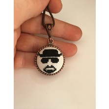 Tomars Heisenberg Işlemeli Kanaviçe Kolye - Anahtarlık