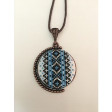 Tomars Motif İşlemeli Kanaviçe Kolye