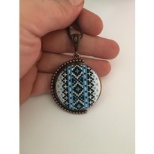 Tomars Motif İşlemeli Kanaviçe Kolye