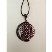 Tomars Motif İşlemeli Kanaviçe Kolye