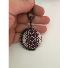 Tomars Motif İşlemeli Kanaviçe Kolye