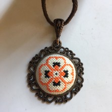Tomars Motif İşlemeli Kanaviçe Kolye