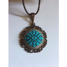 Tomars Mavili Kilim Motif Işlemeli Kanaviçe Kolye