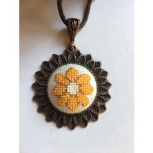 Tomars Sarı Çiçek İşlemeli Kanaviçe Kolye