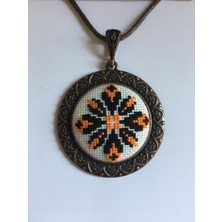 Tomars Turuncu Siyah Yöresel Motif Işlemeli Kanaviçe Kolye