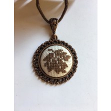 Tomars Yaprak İşlemeli Kanaviçe Kolye
