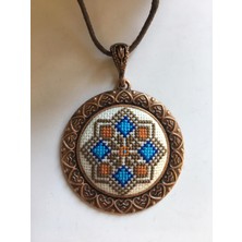 Tomars Yöresel Motif İşlemeli Kanaviçe Kolye