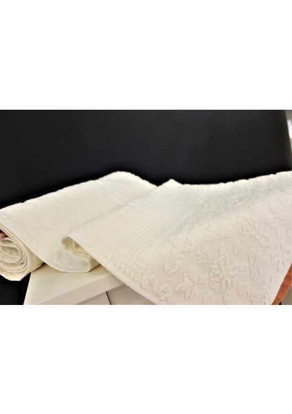 70x140 Krem Jakarlı Çiçek Desenli Bordürlü Banyo Havlusu
