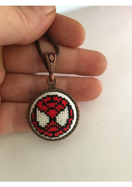 Spiderman Işlemeli Kanaviçe Kolye - Anahtarlık