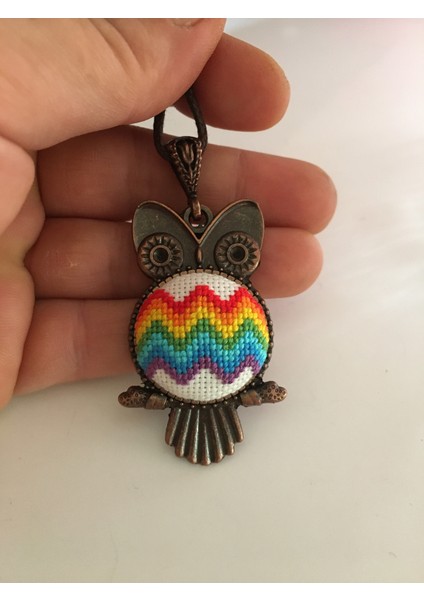 Baykuş Aparatlı Gökkuşağı Işlemeli Kanaviçe Kolye