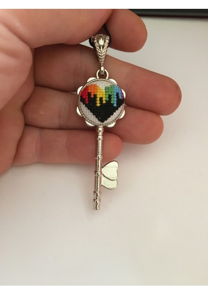 Anahtar Aparatlı Kalp İşlemeli Kanaviçe Kolye