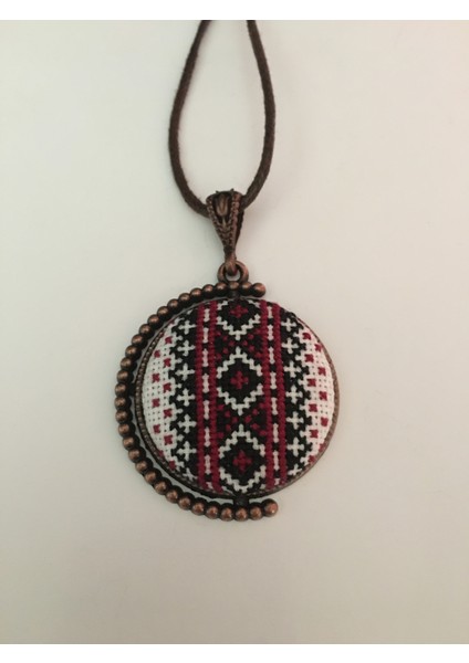 Motif İşlemeli Kanaviçe Kolye