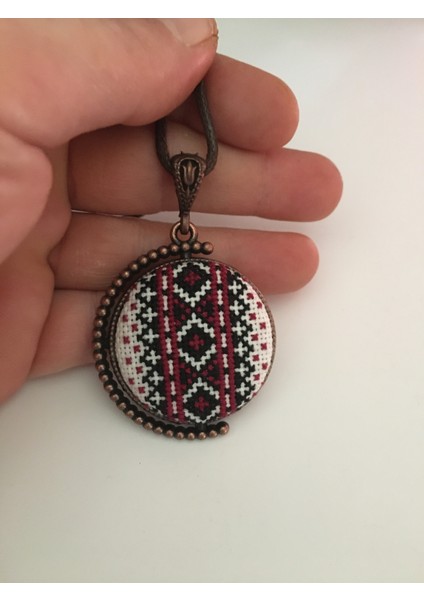 Motif İşlemeli Kanaviçe Kolye