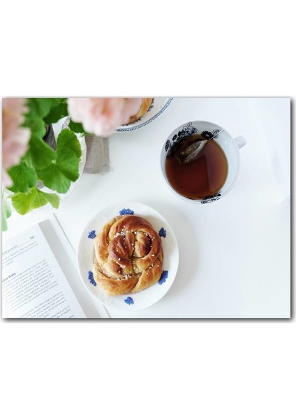 Cakatablo Ahşap Tablo Beyaz Masada Çörek ve Çay