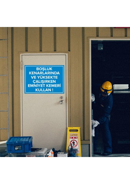 - Boşluk Kenarlarnda ve Yüksekte Çalışrken Emnyet Kemeri Kullan Levhası - Sac Malzeme 25 x 35 cm