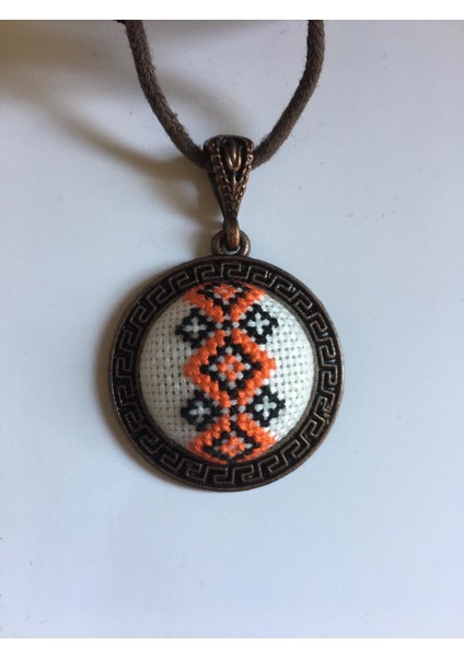 Turuncu Siyah Kilim Motif Işlemeli Kanaviçe Kolye