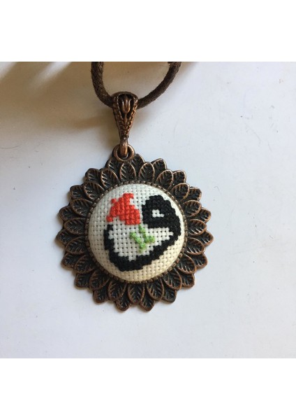 Vav İşlemeli Kanaviçe Kolye