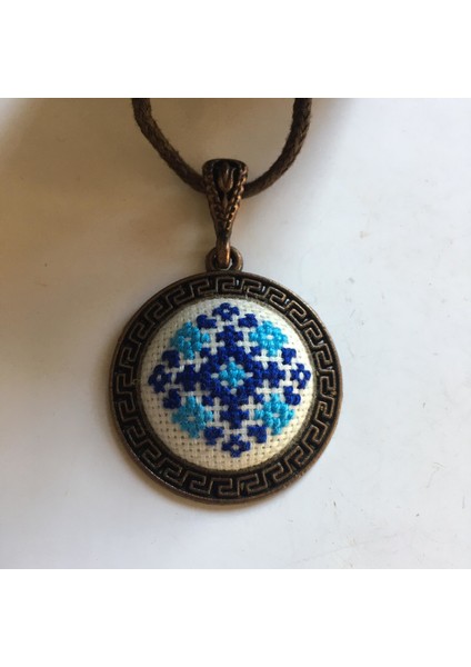 Yöresel Motif İşlemeli Kanaviçe Kolye