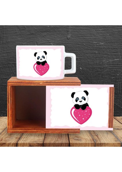 Kalp Tutan Masum Panda Tasarımlı Ahşap Doğal Kutulu Kupa