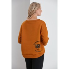 Nurneva Sırt Baskılı V Yaka Üç Iplik Sweatshirt Tütün