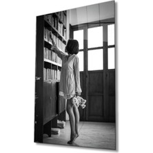 Siyah Beyaz Kütüphanedeki Kadın Cam TABLOMIYREM36X23-MIYREM