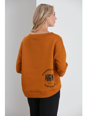 Nurneva Sırt Baskılı V Yaka Üç Iplik Sweatshirt Tütün