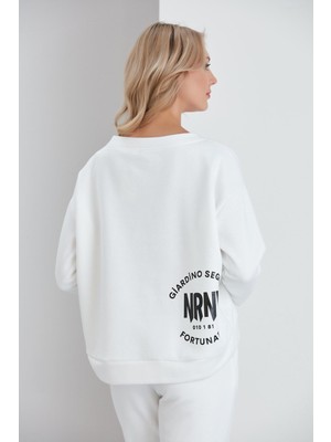 Nurneva Sırt Baskılı V Yaka Üç Iplik Sweatshirt Ekru