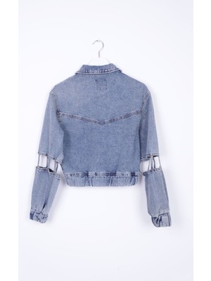 Kolları Bağlantı Detaylı Klasik Yakalı Cepli ve Astarsız Bomber Crop Kadın Kot Ceket Ortamavi Denim