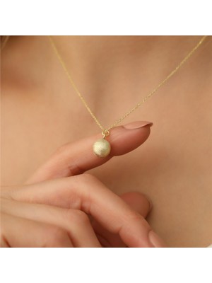 Nox Jewelry 14 Ayar Altın Mikron Kaplama Yüzeyi Desenli Top Figürlü Gümüş Kolye - CN00158